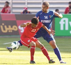حسين حاكم يستخلص الكرة من لاعب البحرين فيصل علي الازرقكوم