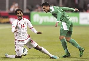 لاعب المنتخب الاماراتي عبدالعزيز صنقور مع اللاعب العراقي احمد ياسين رويترز