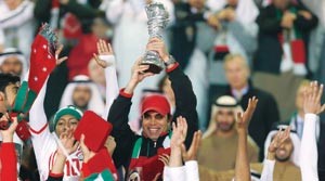 مدرب المنتخب الاماراتي مهدي علي رافعا كاس البطولة