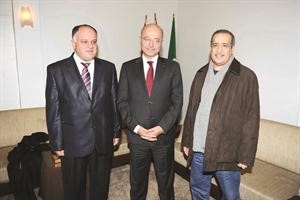 برهم صالح متوسطا الزميل راشد الرويشد ومراسل كونا في اربيل﻿