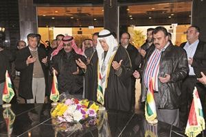 السفير علي المؤمن والزميل عدنان الراشد واعضاء الوفد يقراون الفاتحة على ارواح ضحايا مجزرة حلبجة﻿