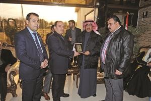 هدية تذكارية يتسلمها الزميل عدنان الراشد من ادارة النصب التذكاري لشهداء مجزرة حلبجة﻿