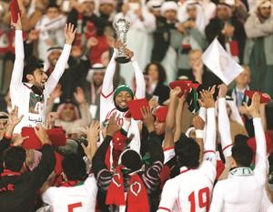 قائد المنتخب الاماراتي اسماعيل مطر يرفع كاس خليجي 21 	الازرق كوم﻿