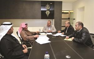 العوضي والعنجرى متحدثين لـالانباء بحضور الزملاء رئيس قسم الاقتصاد هشام ابوشادي واحمد يوسف واحمد مغربي	فريال حماد﻿