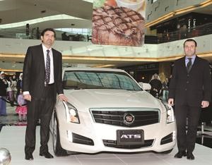 عبدالله مؤذن ومارتينو بيكوتي يطلقان سيارة كاديلاك ATS 2013