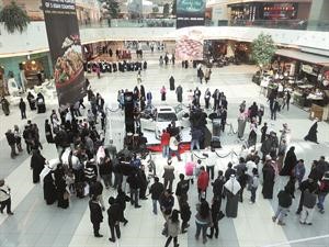حضور كثيف اثناء الكشف عن السيارة