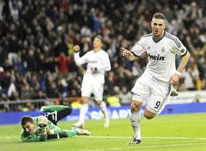 مهاجم ريال مدريد كريم بنزيمة يحتفل بهدفه في مرمى فالنسيا في المباراة السابقة بكاس اسبانيا افپ