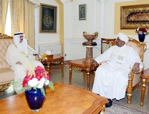الرئيس السوداني عمر البشير مستقبلا رئيس مجلس الامة علي الراشد في الخرطوم