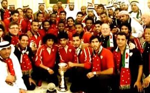 رئيس دولة الامارات العربية المتحدة الشيخ خليفة بن زايد مع لاعبي واداريي المنتخب الاماراتي ابطال الخليج