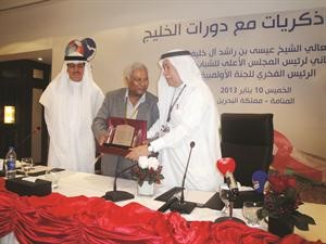 الزميل صلاح رشدي يكرم الشيخ عيسى بن راشد وتوفيق الصالحي

