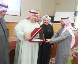 وتكريم اخر على الانجاز
