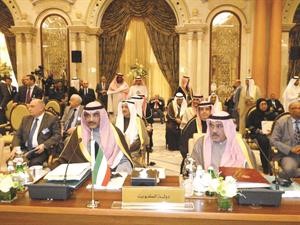 الشيخ صباح الخالد ومصطفى الشمالي خلال الاجتماع﻿