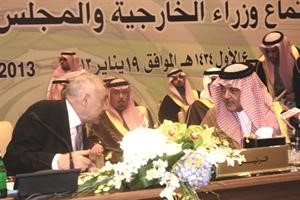 الامير سعود الفيصل ودنبيل العربي خلال اعمال الاجتماع﻿