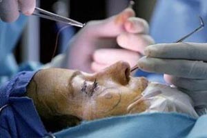 بالفيديو.. فتاة سعودية مهددة بالموت بسبب «حقن النفخ التجميلية».. تروي معاناتها