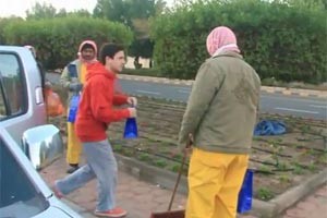 بالفيديو.. في مبادرة تستحق التشجيع.. شباب كويتيون يساعدون عمال النظافة