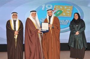 الوزير شريدة المعوشرجي ودعبدالمحسن الجارالله الخرافي وايمان الحميدان خلال تكريم الشيخ سلمان بن عيسى ال خليفة﻿