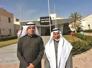  دشهاب المهندي والزميل عبدالكريم العبدالله امام بوابة مستشفى الجهراء﻿