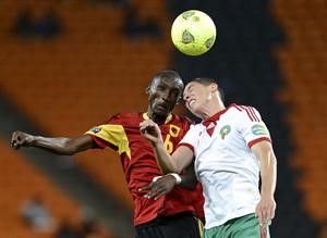 مدافع المغرب عبدالرحيم الشاكير يتصارع مع الانغولي بيروليتو على الكرة افپ