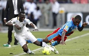 صراع على الكرة بين لاعب غانا جيري ايجيمان بادو ولاعب الكونغو سيدريك ماكيادي رويترز