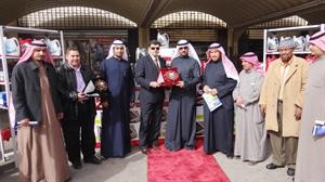 تقديم درع تذكارية