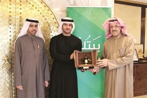 الخضيري يقدم هدية تذكارية للوكيل المساعد في وزارة التجارة الخارجية الاماراتي
