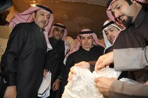عبدالعزيز الخالدي يعاين اللحوم في وجود فيصل الانصاري وجمال الغيث وفواز المطيري﻿