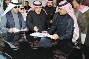 عبدالعزيز الخالدي وفيصل الانصاري يعدان محاضر المخالفات للشركة المتورطة ﻿