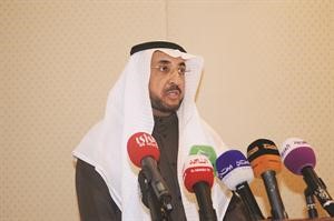 منصور سليمان البدر متحدثا خلال ملتقى الكويت الاول للاتصالات﻿