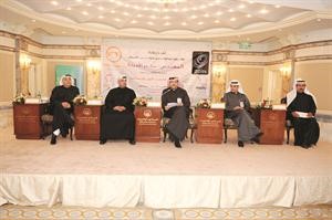 نجيب العوضي مترئسا الجلسة الاولى للملتقى والى جانبه فهد العلي وصلاح العوضي واحمد الابراهيم وايمن البناو ﻿