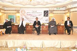 طارق الكندري وعبدالعزيز البابطين وطارق العلي ونجيب الوقيان وعيد الظفيري خلال الجلسة الثانية﻿