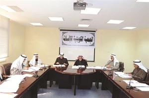 العم يوسف الحجي مترئسا الاجتماع الاول لمجلس ادارة الجمعية الكويتية للاغاثة
