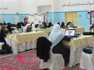 المشاركون في البرنامج يتابعون تنفيذ ورشة العمل على اجهزة الحاسوب﻿