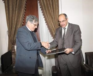 درشيد الحمد يقدم الكتب التراثية الى محمد الشرنوبي