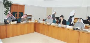 جانب من اجتماع اللجنة المالية بحضور مصطفى الشمالي امس﻿
