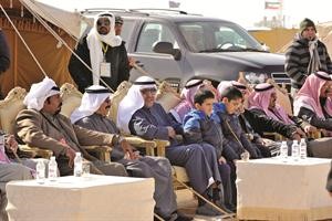 الشيخ ضاري الفهد مع عدد من الحضور يتابعون اولى منافسات المهرجان﻿