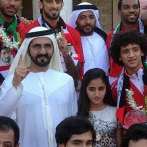 ويحتفي باللاعب عمر عبدالرحمن