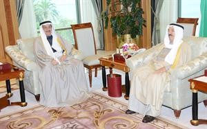 صاحب السمو الامير خلال لقائه دكامل العوضي
