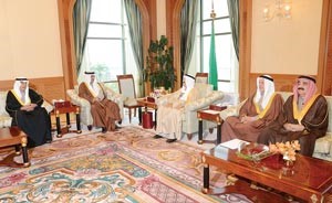 صاحب السمو الامير الشيخ صباح الاحمد لدى استقباله اعضاء الهيئة الاستشارية في مجلس التعاون الخليجي