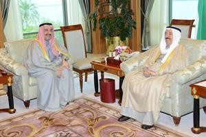 صاحب السمو الامير الشيخ صباح الاحمد مستقبلا الشيخ احمد الحمود
