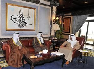 سمو رئيس الوزراء الشيخ جابر المبارك مستقبلا دنايف الحجرف ودعبدالله المحارب﻿