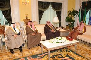 سمو ولي العهد الشيخ نواف الاحمد خلال لقائه الشيخ احمد الخالد والشيخ صباح الخالد والشيخ سلمان الحمود﻿