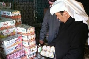احد المفتشين يعاين بعض المضبوطات
