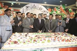السفير الهندي ساتيش سي ميهتا يشارك اسرة لو اند لو هايبر ماركت قطع كيكة الحفل قاسم باشا
