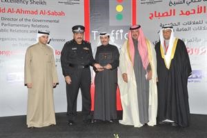 تكريم احد المشاركين في المؤتمر﻿