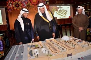 الشيخ سلمان الحمود يطلع على مجسم للقرية التراثية من ضاري الوزان