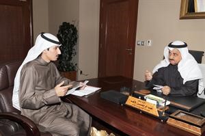 دعبدالرحمن الاحمد متحدثا للزميل عبدالله الراكان
