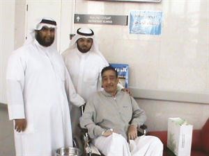 المطيري في زيارة لمريض بالمستشفى