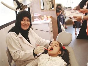 دنادية جواد تفحص اسنان احدى البراعم
