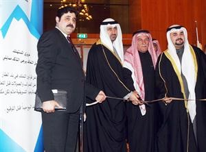 الشيخ نمر الصباح وسعود مراد يقصان شريط افتتاح معرض الراية العقاري﻿