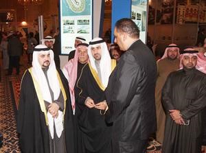  ويتجولان بين اجنحة الشركات المشاركة في المعرض﻿
